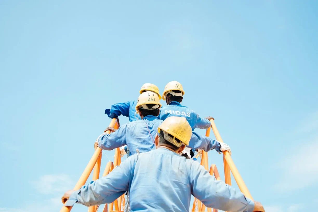 construction workers understanding is 40 hours a week full time under California wage and hour laws